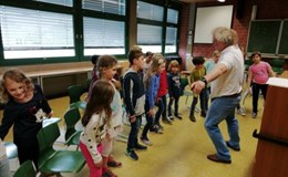 Kinderchor bei der Probenarbeit mit Frd. Sigmund Bothmann in der Bühlbuschschule